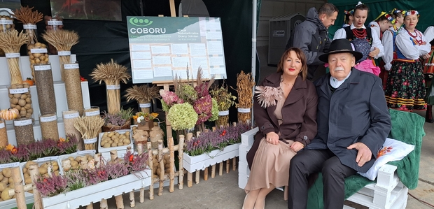 Goście przy stoisku SDOO w Karzniczce