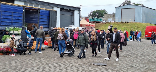 Tłumy robiące zakupy płodów ziemi.